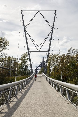Ocelová lávka pro pěší a cyklisty přes řeku Ostravici a železniční koridor v Ostravě 